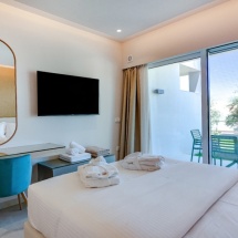 colonides-deluxe-room-01